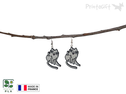 Boucle d'oreille chat en plein nettoyage
